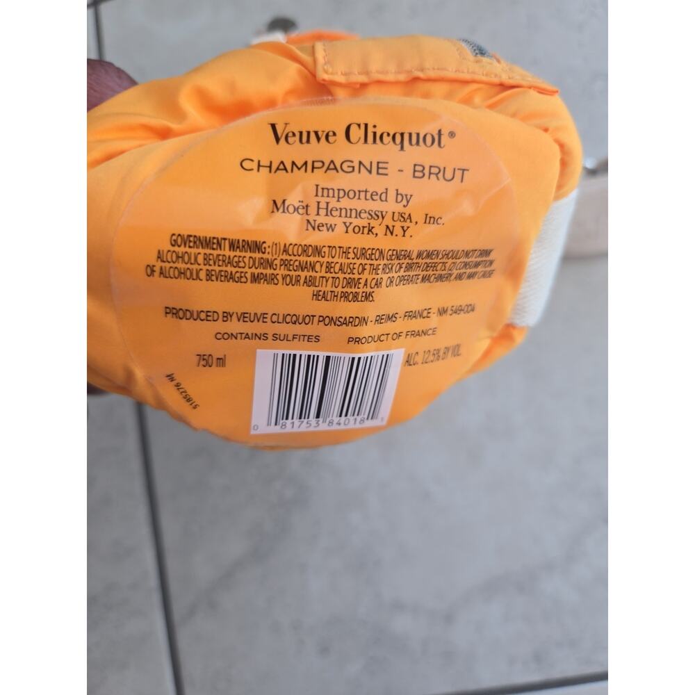 Veuve Clicquot - Puffy Bottle Holder/Travel Cooler Bag - New wo Tags - Picture 3 of 4
